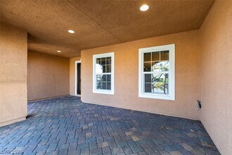 3009 Camino Sereno Ave in Henderson, NV - Foto de edificio - Building Photo