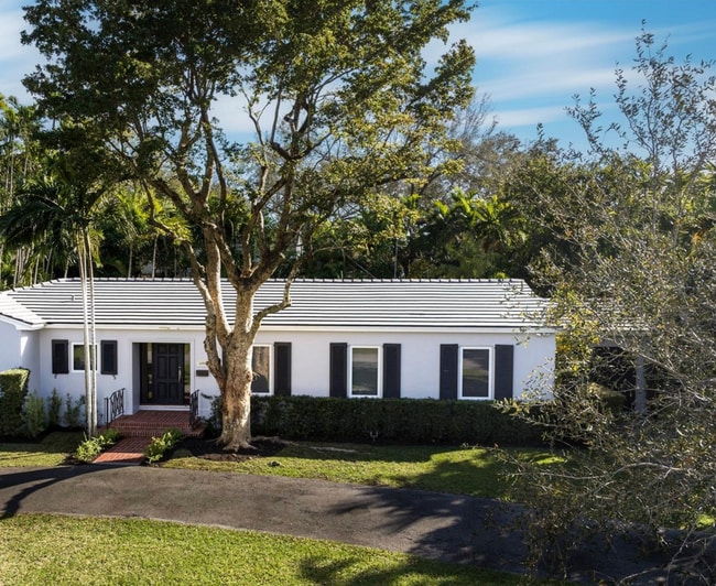 1350 Mendavia Ave in Coral Gables, FL - Foto de edificio - Building Photo
