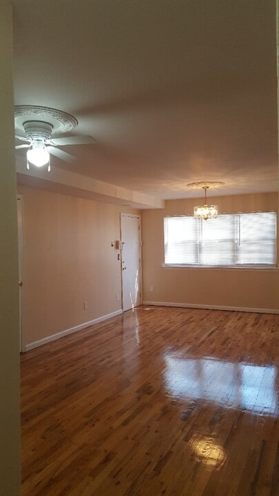 266 College Dr in Edison, NJ - Building Photo