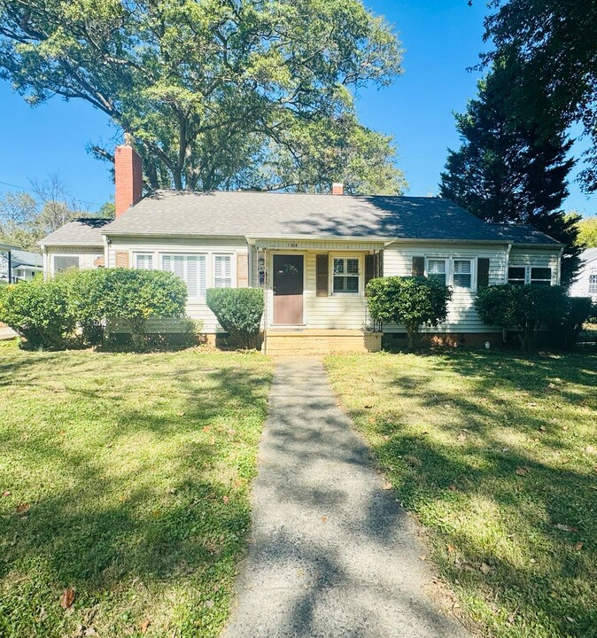 108 Cedar Ln in Mount Holly, NC - Foto de edificio