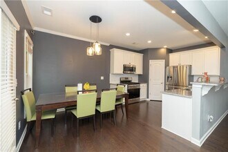 7245 Heritage Oak Ct in Cumming, GA - Foto de edificio - Building Photo