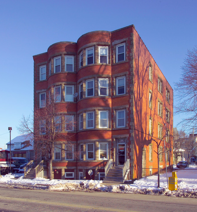 702 Pleasant St in Fall River, MA - Building Photo