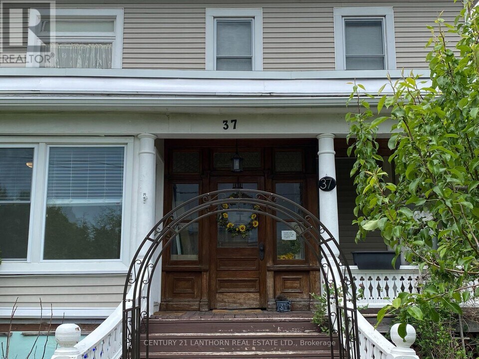 37 Picton Main St in Prince Edward, ON - Building Photo