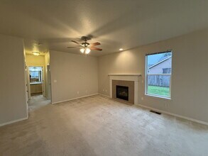 1182 Throne Dr in Eugene, OR - Building Photo - Building Photo