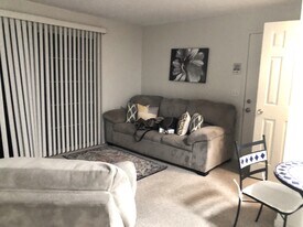 11 Saint James Pl, Unit 11 in Nashua, NH - Building Photo