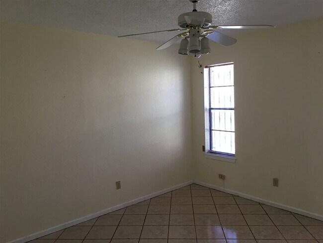 100 Aurora St in Laredo, TX - Building Photo - Building Photo