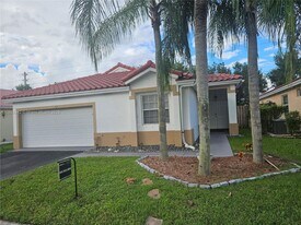 32 Gables Blvd in Weston, FL - Building Photo