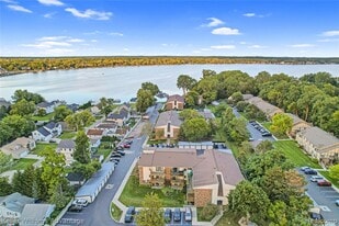 855 S Pontiac Trail in Walled Lake, MI - Building Photo