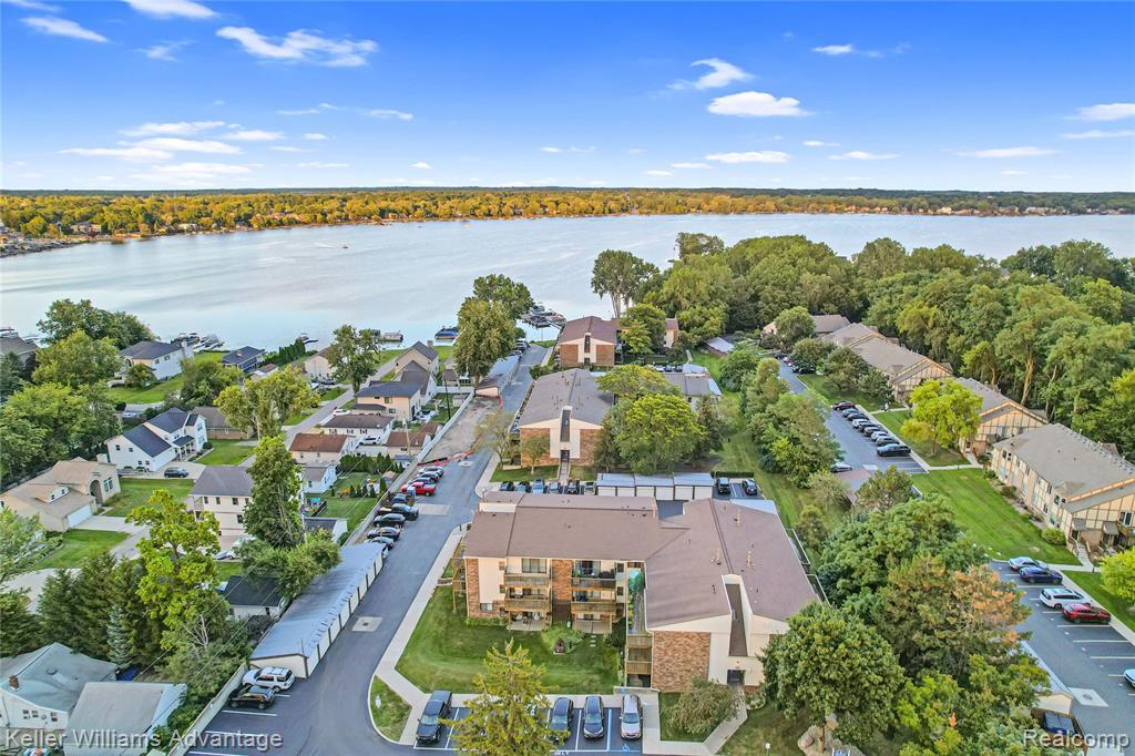 855 S Pontiac Trail in Walled Lake, MI - Building Photo