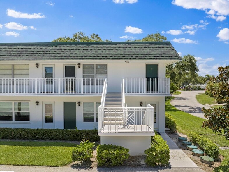 2800 Indian River Blvd, Unit 1 in Vero Beach, FL - Building Photo