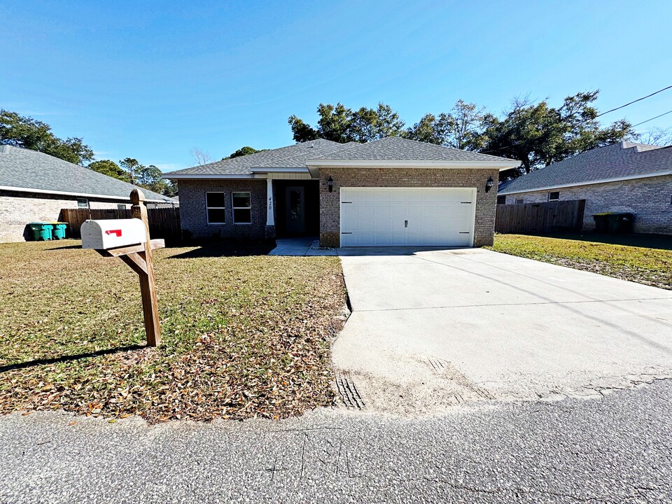 420 Little John Rd in Mary Esther, FL - Building Photo