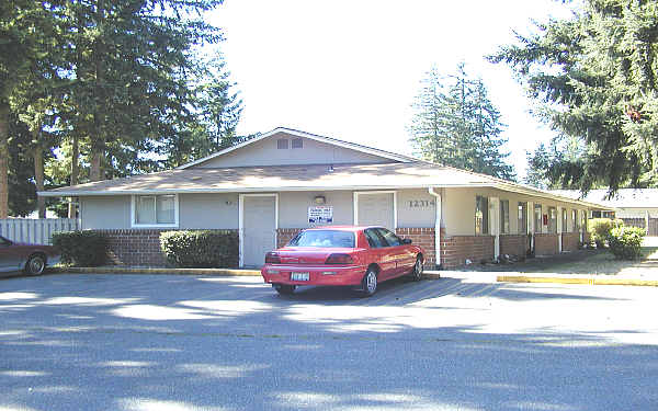 Meadow Glen Apartments in Puyallup, WA - Building Photo - Building Photo