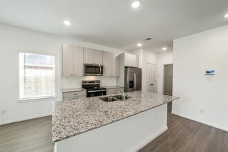 11615 Moltere Dr in Houston, TX - Foto de edificio - Building Photo