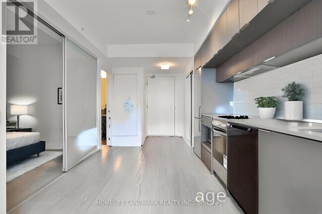 181-5181 Dundas St E in Toronto, ON - Building Photo - Building Photo