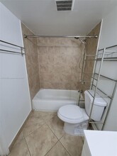 6195 NW 186th St in Hialeah, FL - Foto de edificio - Building Photo