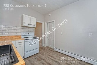 728 Columbia Turnpike in East Greenbush, NY - Foto de edificio - Building Photo