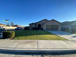 517 Rushcutters Bay Dr in Bakersfield, CA - Building Photo - Building Photo