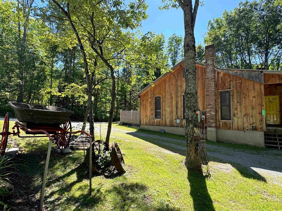 17 S Hill St in Ludlow, VT - Building Photo