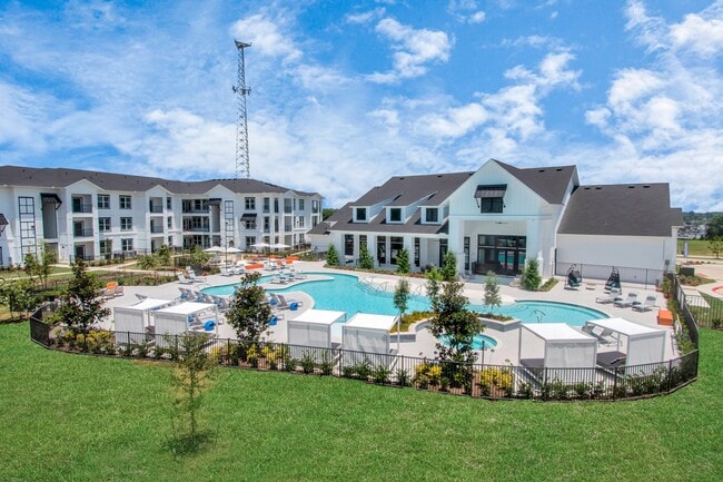 The Terrace at Pine Lake Cove in Montgomery, TX - Foto de edificio - Building Photo