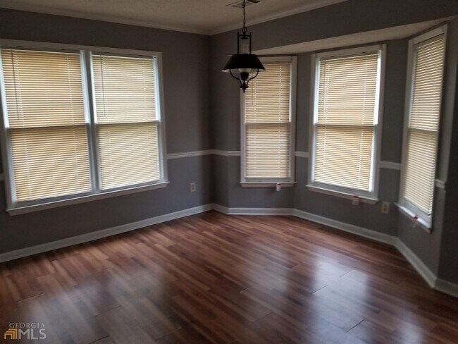 7973 Woodlake Dr in Riverdale, GA - Foto de edificio - Building Photo
