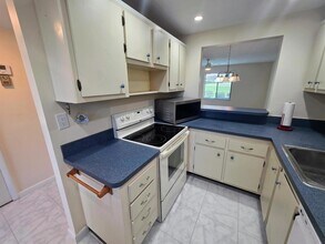 5403 SE Miles Grant Rd, Unit 108 in Stuart, FL - Foto de edificio - Building Photo