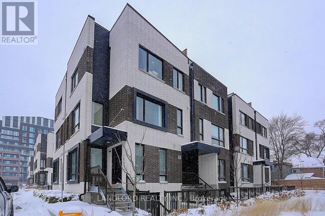 30-TH30 Ed Clark Gdns in Toronto, ON - Building Photo - Building Photo
