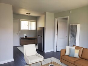 717 Lockwood Ln S in Salem, OR - Foto de edificio - Building Photo