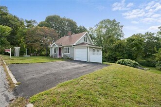 6 East St, Unit B in Waterford, CT - Building Photo - Building Photo