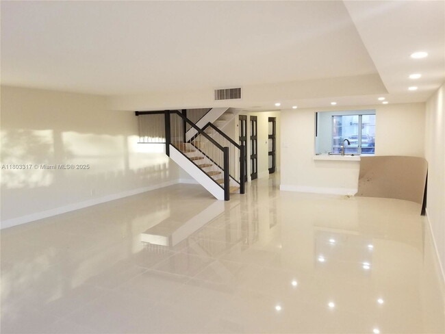 907 NE 27th Ave in Hallandale Beach, FL - Building Photo - Building Photo