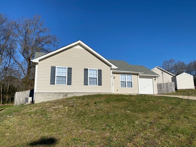 214 Kings Deer Dr in Clarksville, TN - Foto de edificio - Building Photo