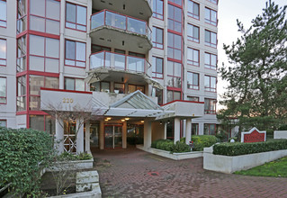 Queen's Cove in New Westminster, BC - Building Photo - Building Photo