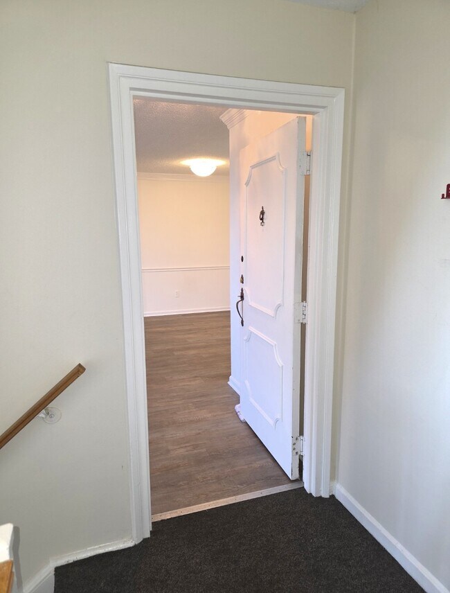 3115 Patrick Henry Dr, Unit Chateaux #520 in Falls Church, VA - Building Photo - Building Photo