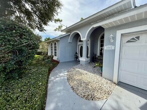 1043 SW Pigeon Plum Way in Palm City, FL - Building Photo - Building Photo