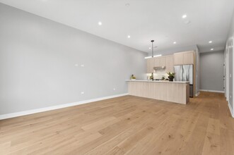 7006 N Glenwood Ave, Unit 302 in Chicago, IL - Building Photo - Building Photo