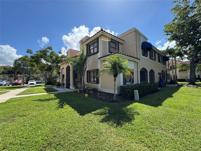 573 Racquet Club Rd in Weston, FL - Building Photo - Building Photo