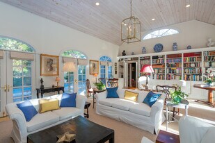 2 Foxcroft Ln in Wainscott, NY - Building Photo