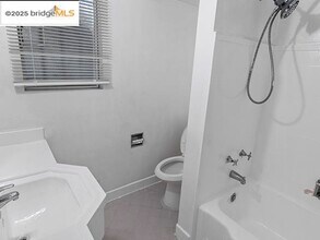 3562 Seminary Ave in Oakland, CA - Building Photo - Building Photo