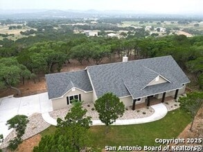 108 Palomino Springs in Bandera, TX - Building Photo - Building Photo