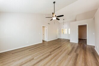 515 W Montoya Ln in Phoenix, AZ - Foto de edificio - Building Photo