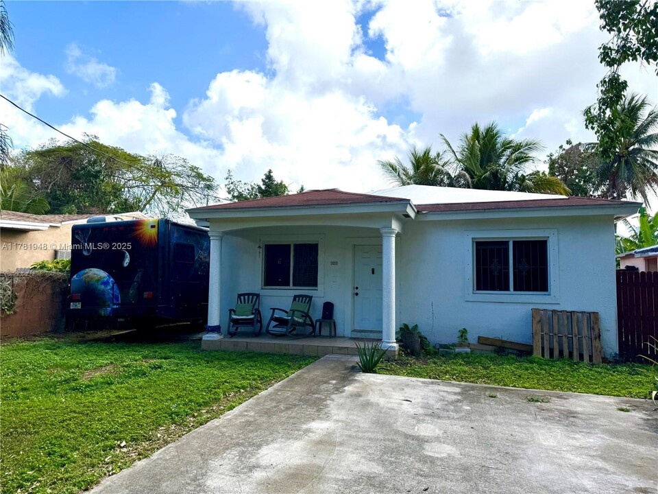 320 NW 81st St. in Miami, FL - Foto de edificio