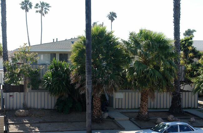 645-651 Kirk Ave in Ventura, CA - Foto de edificio - Building Photo