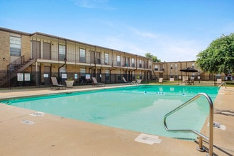 Bear Creek Apartments in Euless, TX - Foto de edificio - Building Photo