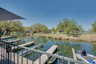 104 12th St in Cottonwood Shores, TX - Foto de edificio - Building Photo