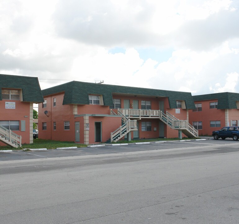 Sunset Manor Apartments in Sunrise, FL - Building Photo