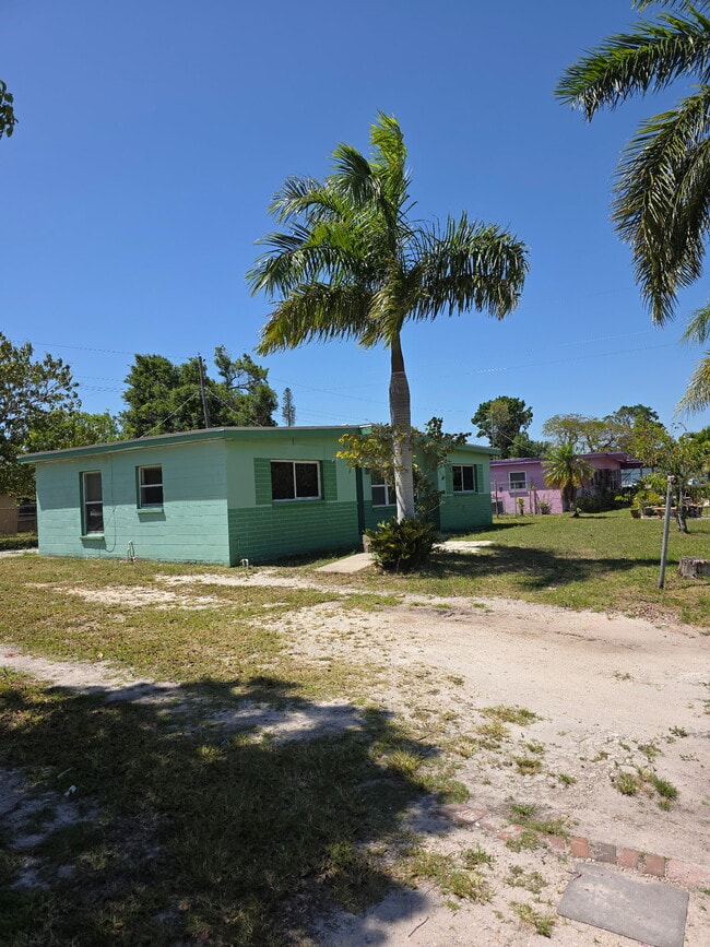 1416 Veronica S Shoemaker Blvd in Ft. Myers, FL - Building Photo - Building Photo