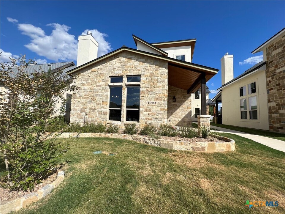 1704 Gruene Vineyard Crossing in New Braunfels, TX - Building Photo
