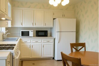 174 Waverly Rd in Scarsdale, NY - Building Photo - Building Photo