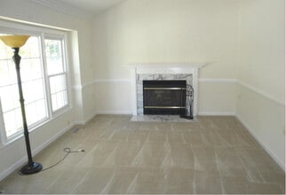 12324 Knightsbridge Dr in Woodbridge, VA - Foto de edificio - Building Photo