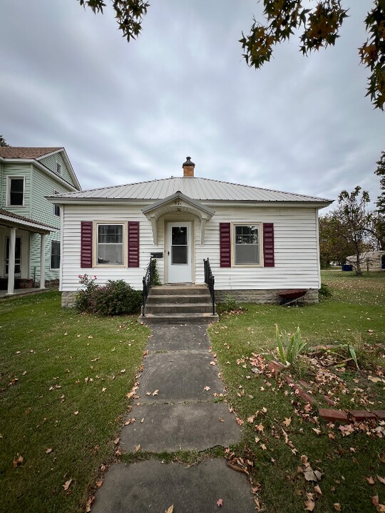 321 W Maple St in Columbus, KS - Foto de edificio