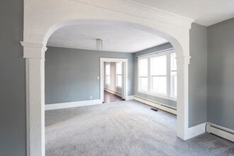 879 Newport Ave, Unit 879 in Pawtucket, RI - Building Photo - Building Photo